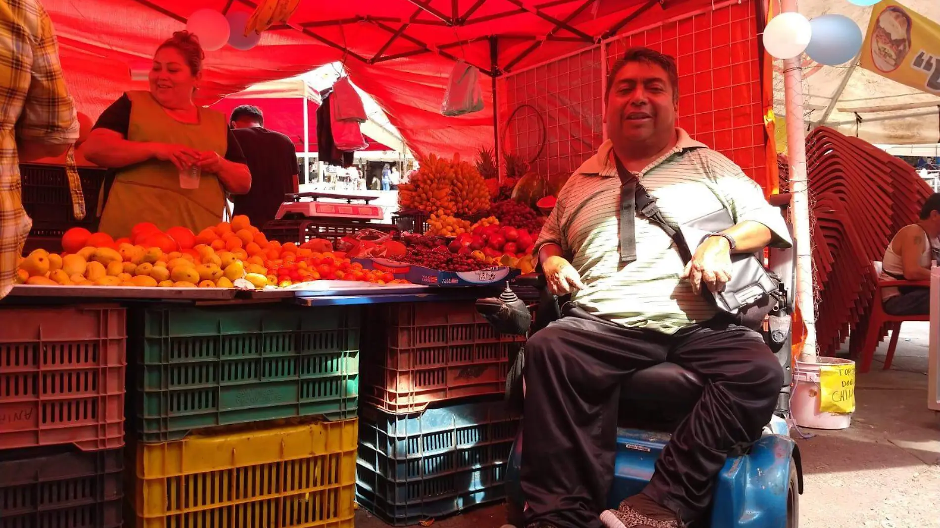 Don Luis Armando con su puesto de fruta a San Juan de Dios